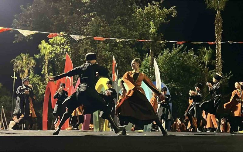 Kemer’de Gürcü dans topluluğunun gösterisi izleyenleri hayran bıraktı
