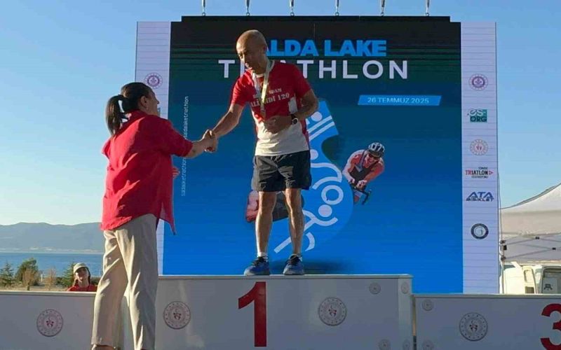 Türkiye’nin Maldivleri Salda Gölü’ndeki triatlon yarışlarında 76 yaşındaki ‘Demir Adam’ zirvede
