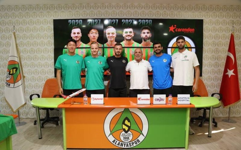 Alanyaspor, sözleşmesini uzattığı oyuncular için imza töreni düzenledi
