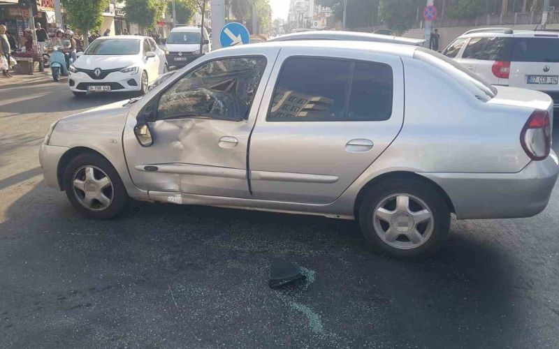 Kırmızı ışık ihlali yaptı otomobille çarpıştı: 1 yaralı
