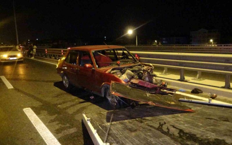 Antalya’da aynı yerde iki ayrı kaza 2 kişinin yaralanmasına, trafiğin de 2 saat kapanmasına neden oldu
