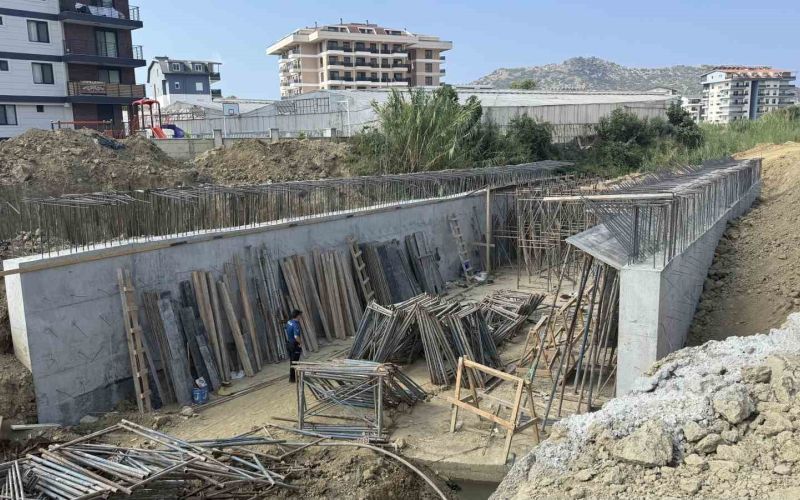 Köprü inşaatında düşen işçi ağır yaralandı
