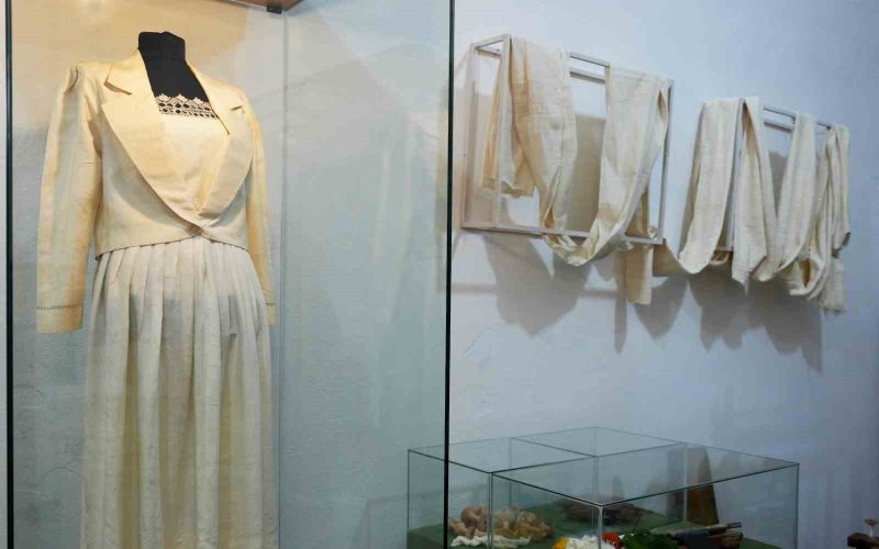 Alanya’da ipeğin izinde sergisi, tarihi bedesten’de açıldı
