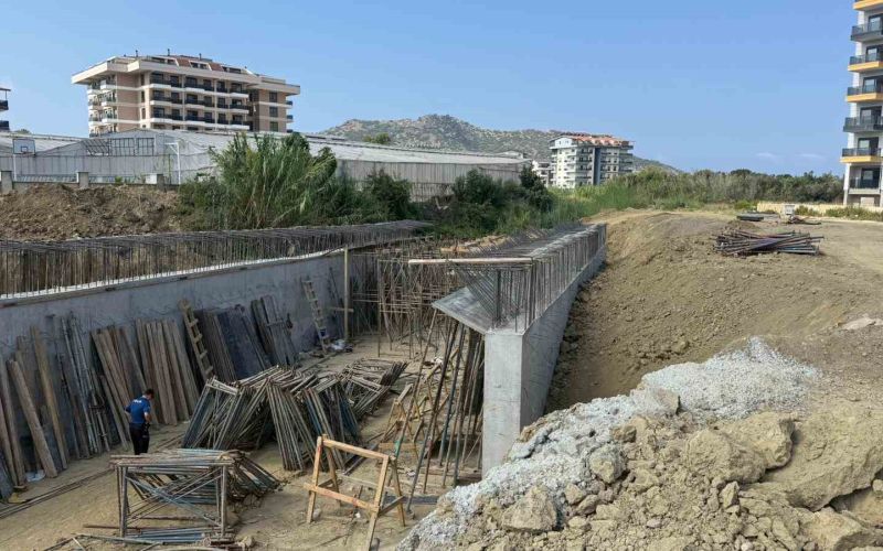 Köprü inşaatında düşen işçi tedavi gördüğü hastanede hayatını kaybetti
