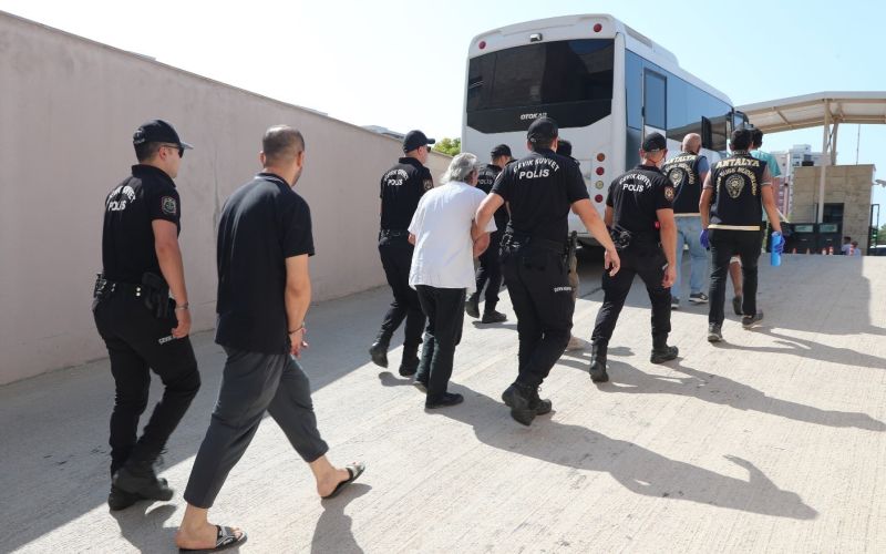 Antalya’da eş zamanlı operasyonda 171 aranan şahıs yakalandı
