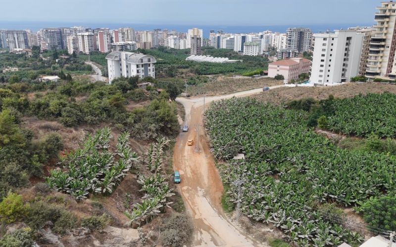 Alanya’da yol genişletildi, elektrik direği yolun ortasında kaldı
