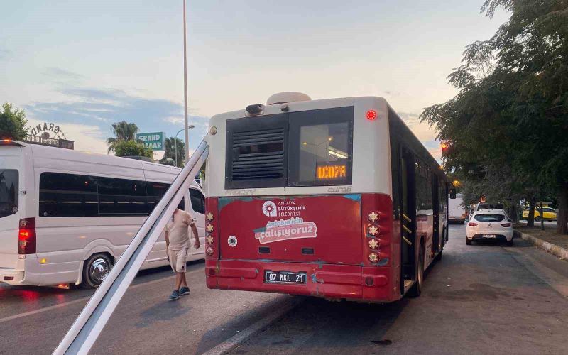 Antalya’da halk otobüsüne karavan tentesi saplandı
