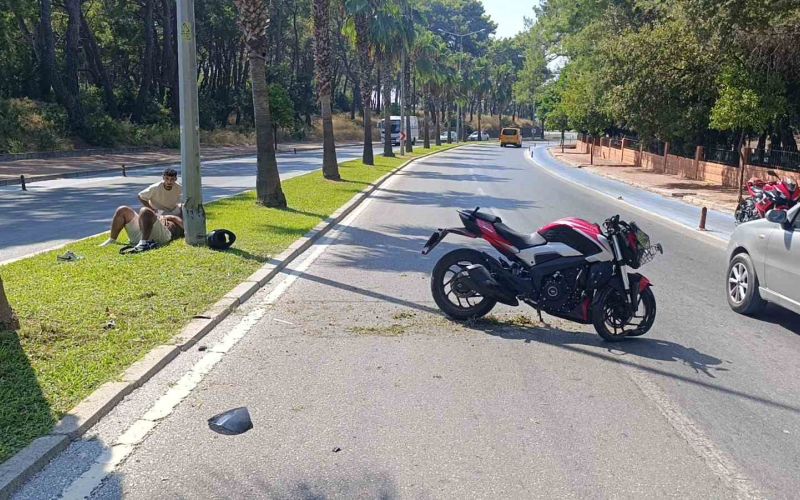 Motosiklet palmiye ağacına çarptı, sürücü yaralandı
