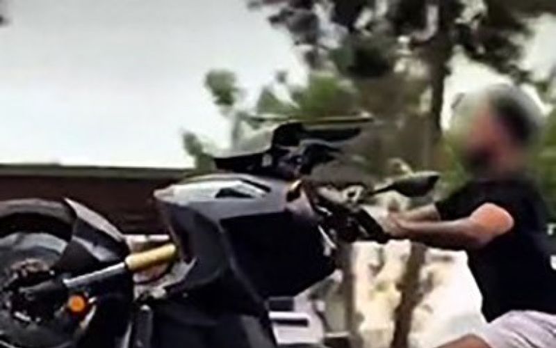 Kasksız ve akrobatik hareketler yapan motosiklet sürücüsüne ceza yağdı
