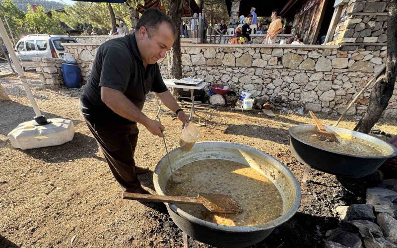 Tarihi Sarıhacılar’da bin kişilik aşure ikramı
