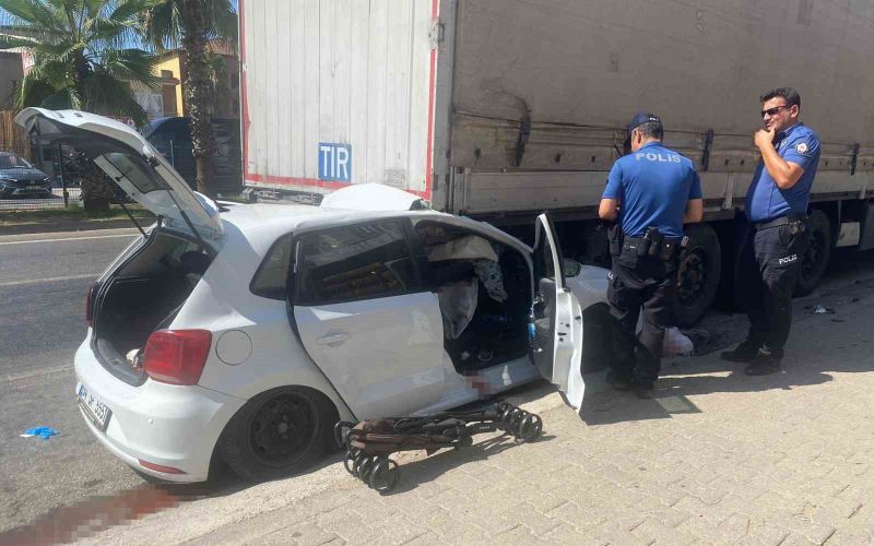 Otomobil, park halindeki tıra çarptı: 4 yaralı
