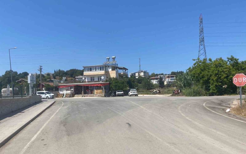 El frenini çekmeyi unutup arkasından koştuğu otomobil park duvarına çarparak durabildi
