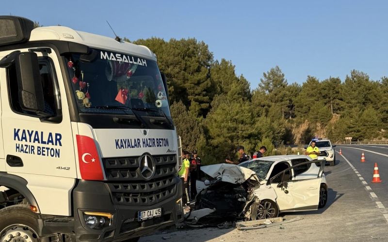 Antalya’da otomobil ile beton mikseri çarpıştı: 1 ölü, 2 yaralı
