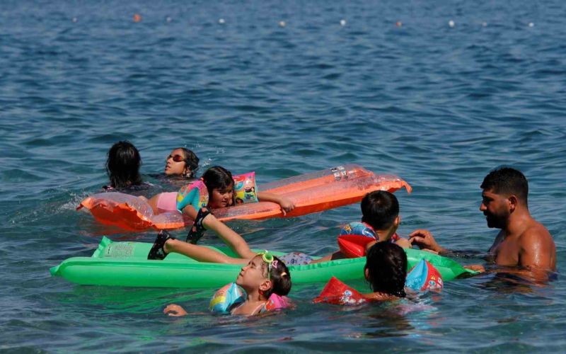 Antalya’nın deniz suyu sıcaklığı 33 dereceyle İstanbul ve Ankara’nın sıcak havasını geride bıraktı
