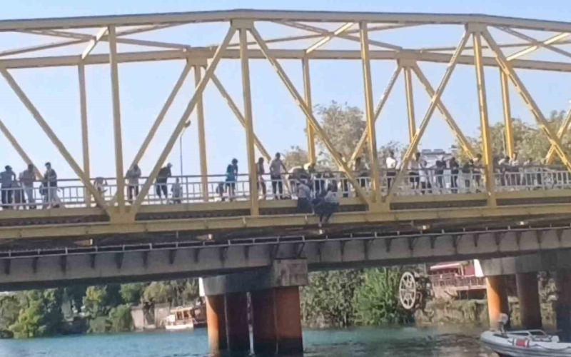 Köprüye çıkan şahsı Özel Güvenlik görevlileri vazgeçirdi
