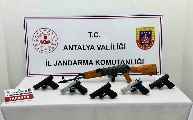 Jandarmadan ruhsatsız silah operasyonu: 5 tabanca ele geçirildi
