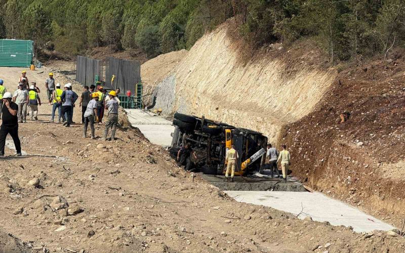 Devrilen vinçte yangın çıktı, ilk müdahaleyi orman ekipleri yaptı
