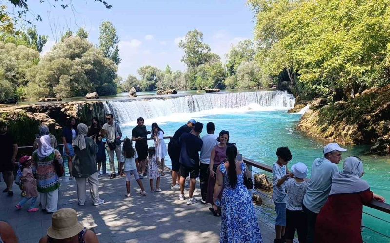 Manavgat Şelalesi’nde düşen su seviyesi ziyaretçileri şaşkına çevirdi
