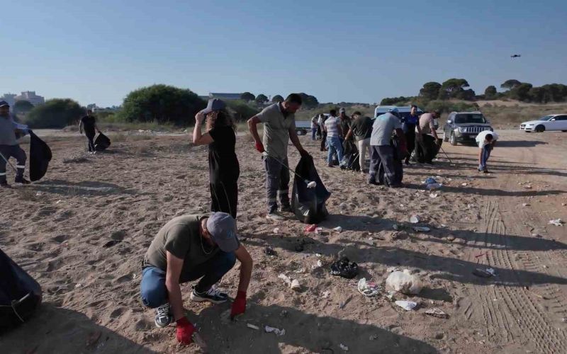 Çardaklar yıkılıp halka açılmıştı, çöpten geçilmeyen sahile temizlik operasyonu
