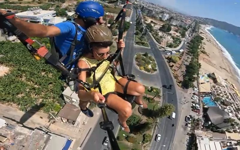 Trafik kazası yamaç paraşütü kamerasında
