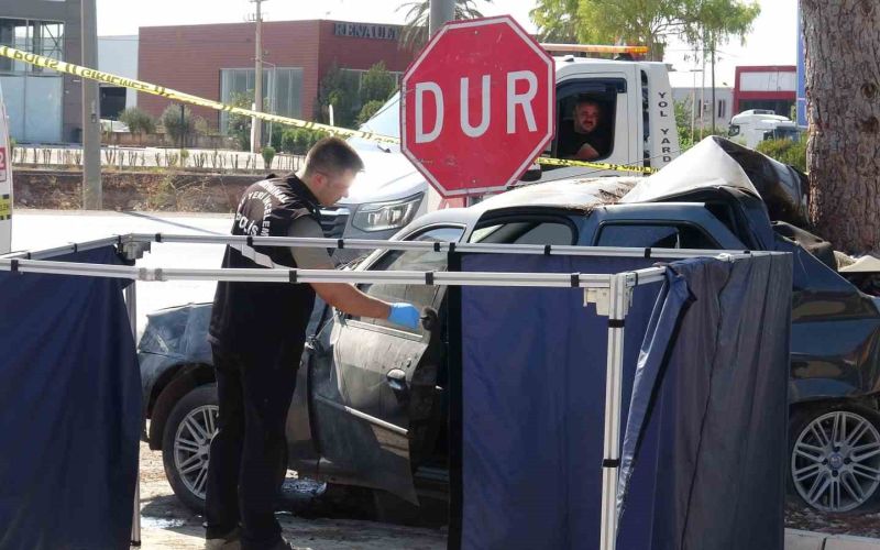 Antalya’da ağaca çarpan otomobilin sürücüsü hayatını kaybetti
