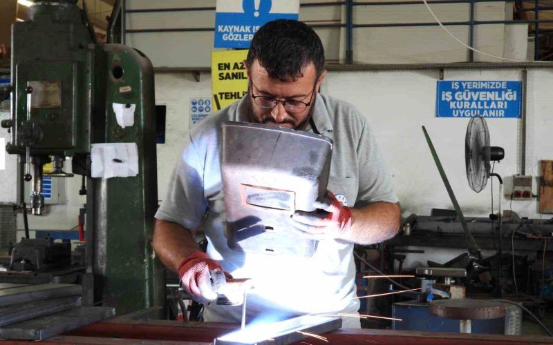 Belediye atölyesi üretiyor, Kepez güzelleşiyor

