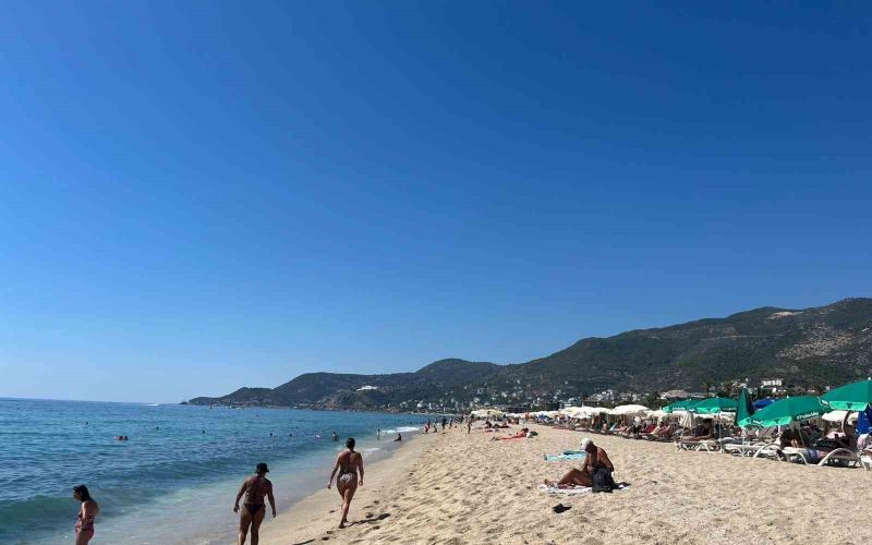 Alanya’da eylül ayında plajlar doldu
