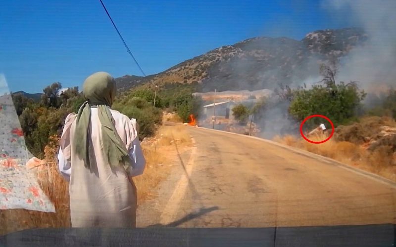 Yol kenarındaki yangını gören tatilci aile alevlere yangın tüpüyle müdahale etti

