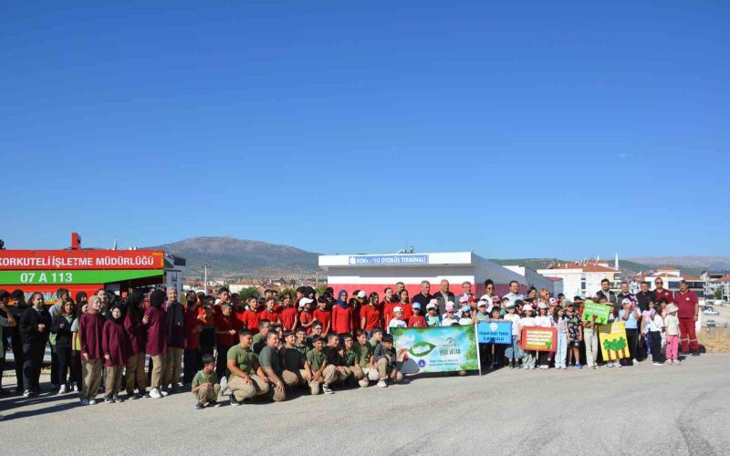 Korkuteli’de öğrenciler ’yeşil vatan’ için fidan dikti
