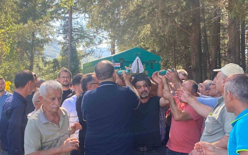 Öğretmen babanın en ağır yükü: Okul bahçesinde fenalaşan oğlunun tabutunu bir an olsun bırakmadı
