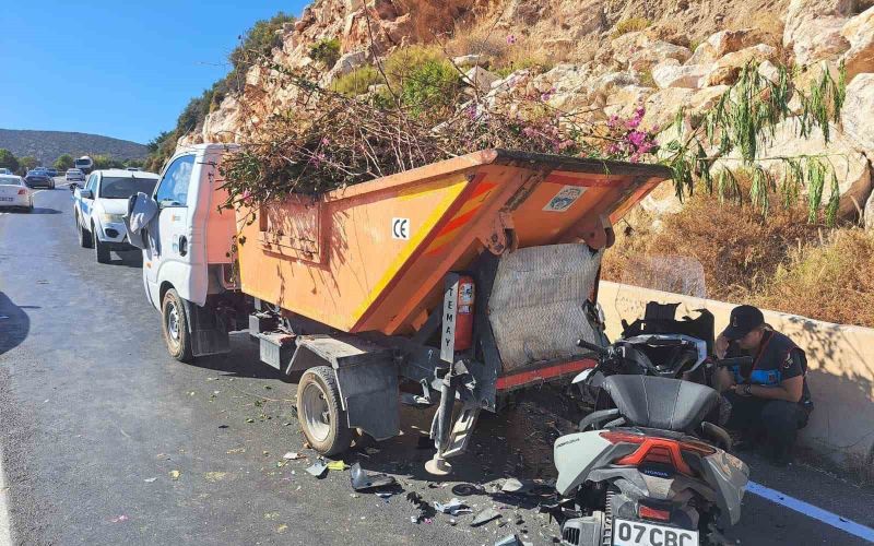 Motosiklet, atık toplama aracına çarptı: 1 ölü
