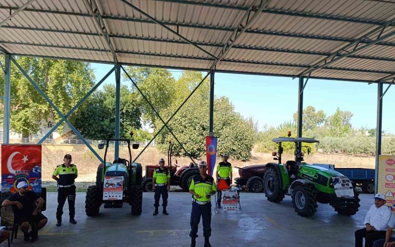 Serik’te jandarmadan tarım aracı sürücülerine eğitim
