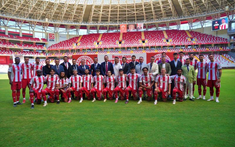 Antalyaspor, yeni transferlerini ve A takıma yükselen genç oyuncularını taraftara tanıttı
