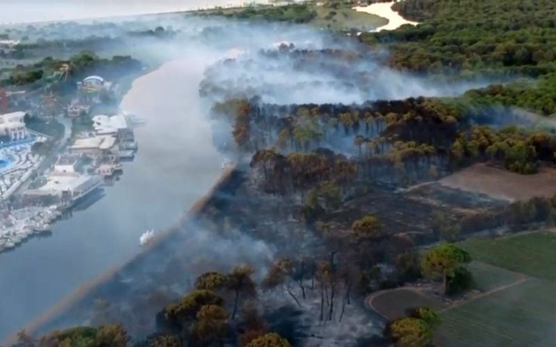 Antalya Aksu’da yanan ormanlık alan havadan görüntülendi
