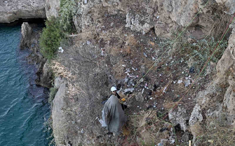 Antalya’da 40 metrelik falezlerde temizlik operasyonu
