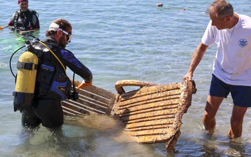 Denizden çıkanlar pes dedirtti:  Tekne parçası, şezlong ve araç lastiği çıktı
