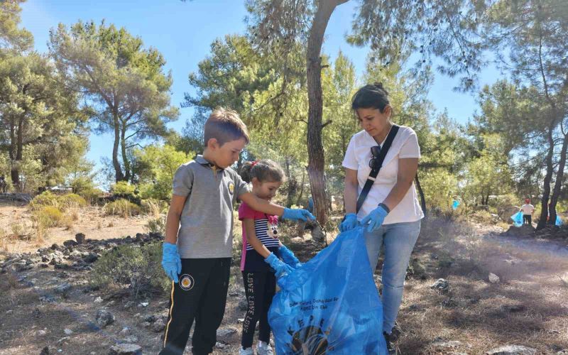 Kepez, öğrencilerle birlikte ormandaki çöpleri temizledi
