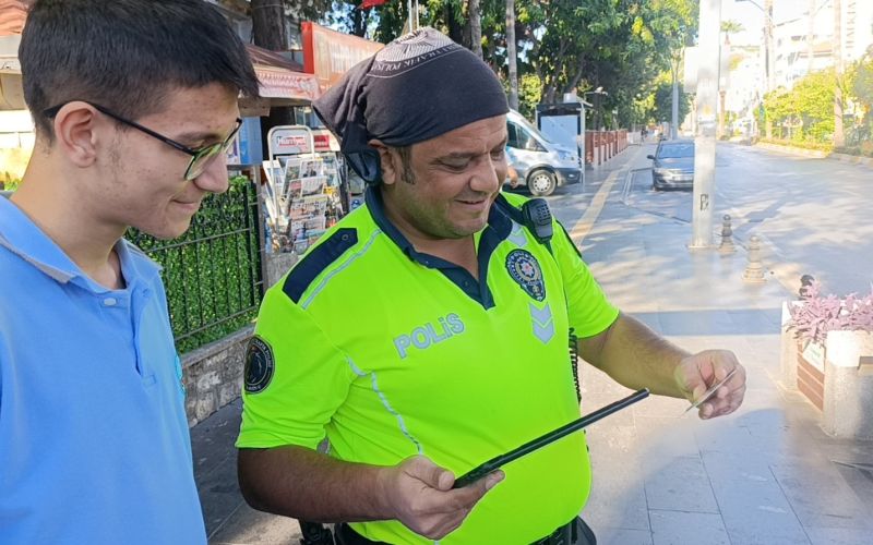 Kargo şubesinden ehliyeti aldı, sevincini  kapı önündeki trafik polisiyle paylaştı

