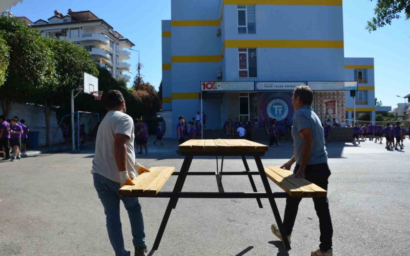 Büyükşehir’den kurumlara bank ve piknik masası desteği
