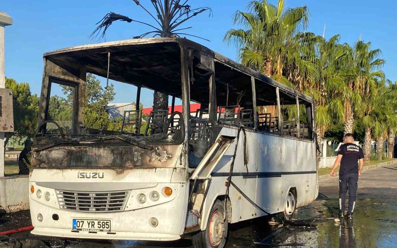 Antalya’da park halindeki midibüs alev alev yandı
