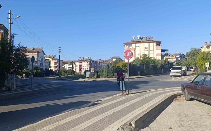 ‘Dur’ levhasına rağmen durmayan motorlu bisiklet otomobile çarptı: 1 yaralı
