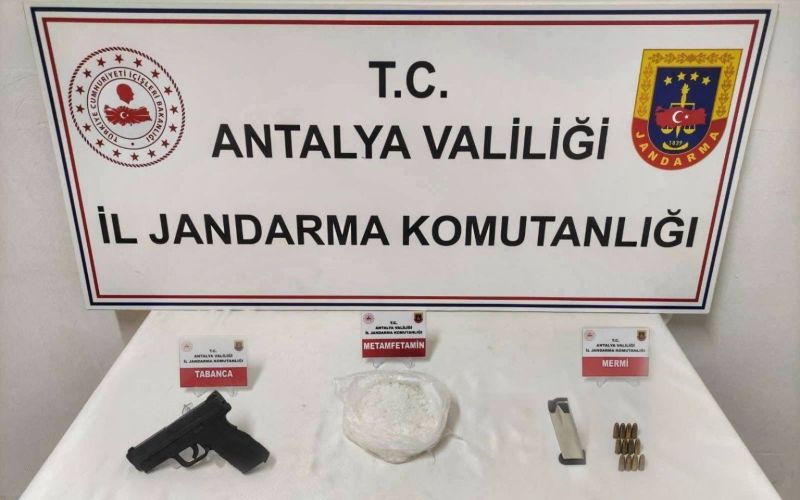 Antalya’da uyuşturucu ve kaçak silah operasyonu: 1 kilo metamfetamin ele geçirildi
