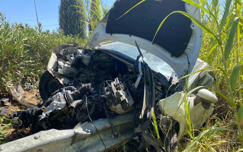 Yoldan çıkan otomobilin motoruna demir bariyer saplandı: 1 yaralı
