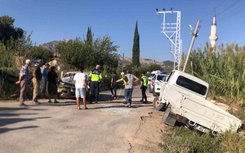 Serik’te otomobil ile kamyonet kafa kafaya çarpıştı: 2 yaralı
