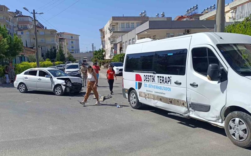 Manavgat’ta okul servisi ile otomobil çarpıştı: 2 yaralı
