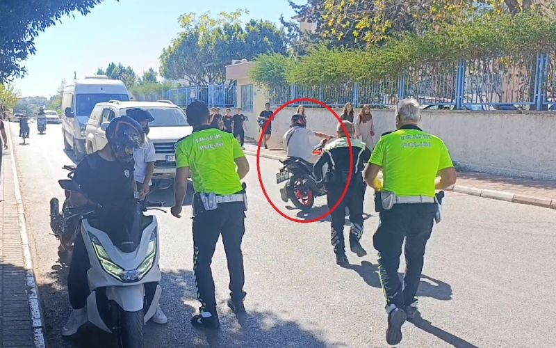 Denetime takılan motosikletli polisin arkasını dönmesini fırsat bilip ’U’ dönüşü yaparak kaçtı
