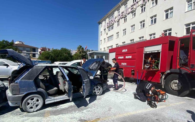 Hastane otoparkında park halindeki otomobil yanarak kullanılamaz hale geldi
