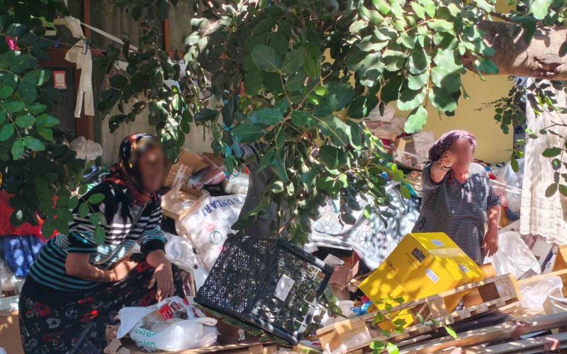 Çöp eve temizliğe gelen belediye ekiplerine zor anlar yaşattı
