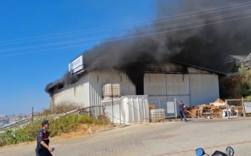 Alanya’da serada çıkan yangın depoya sıçradı
