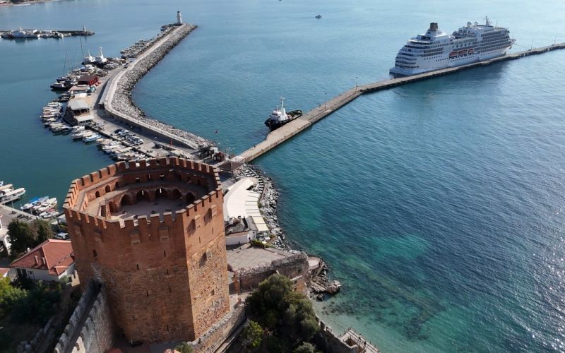 445 yolcu 362 mürettebatlı kruvaziyer Alanya iskelesine ulaştı
